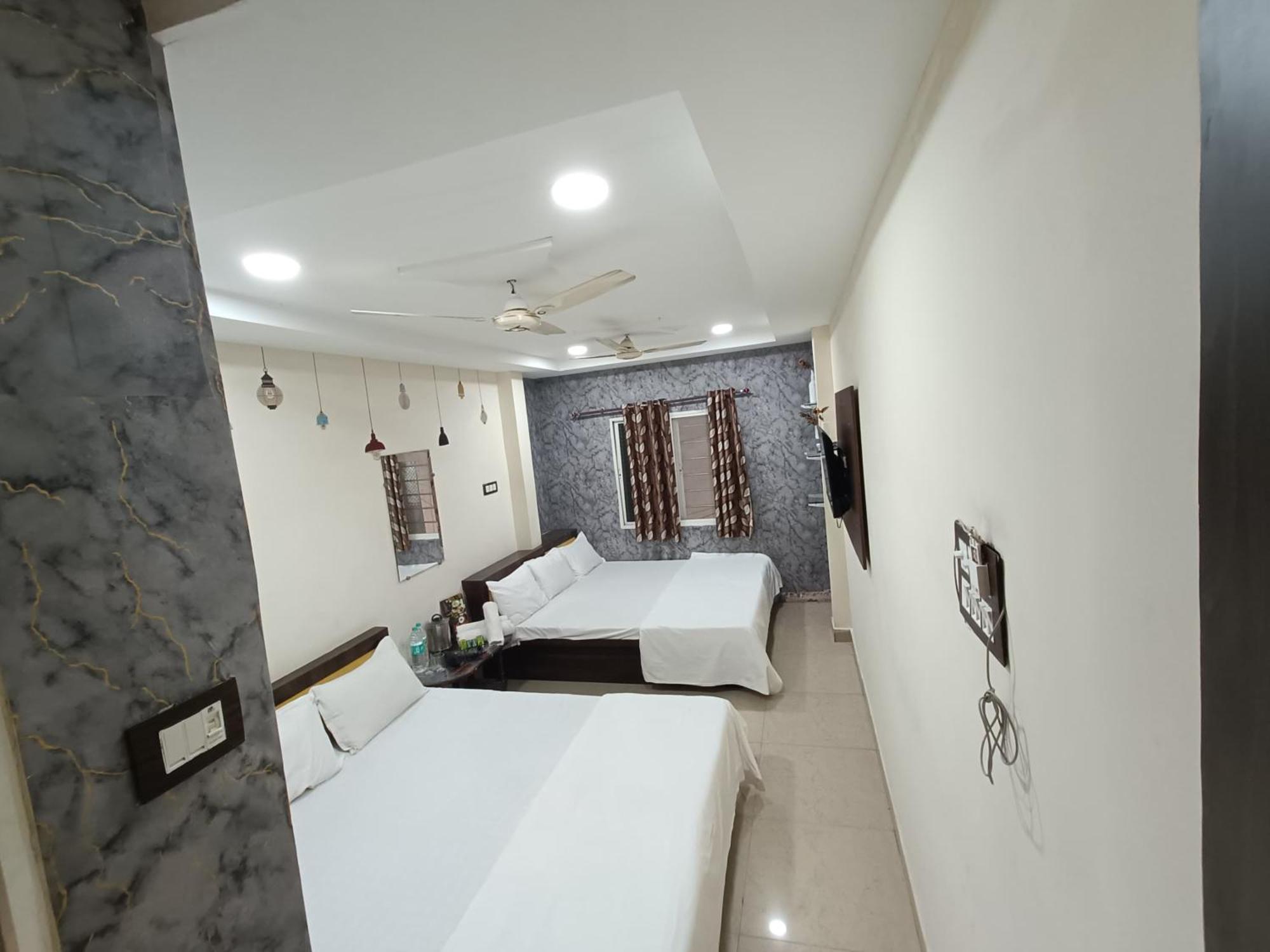 Treebo Yatri Grah Kshipra T Hotel Ujjain Esterno foto