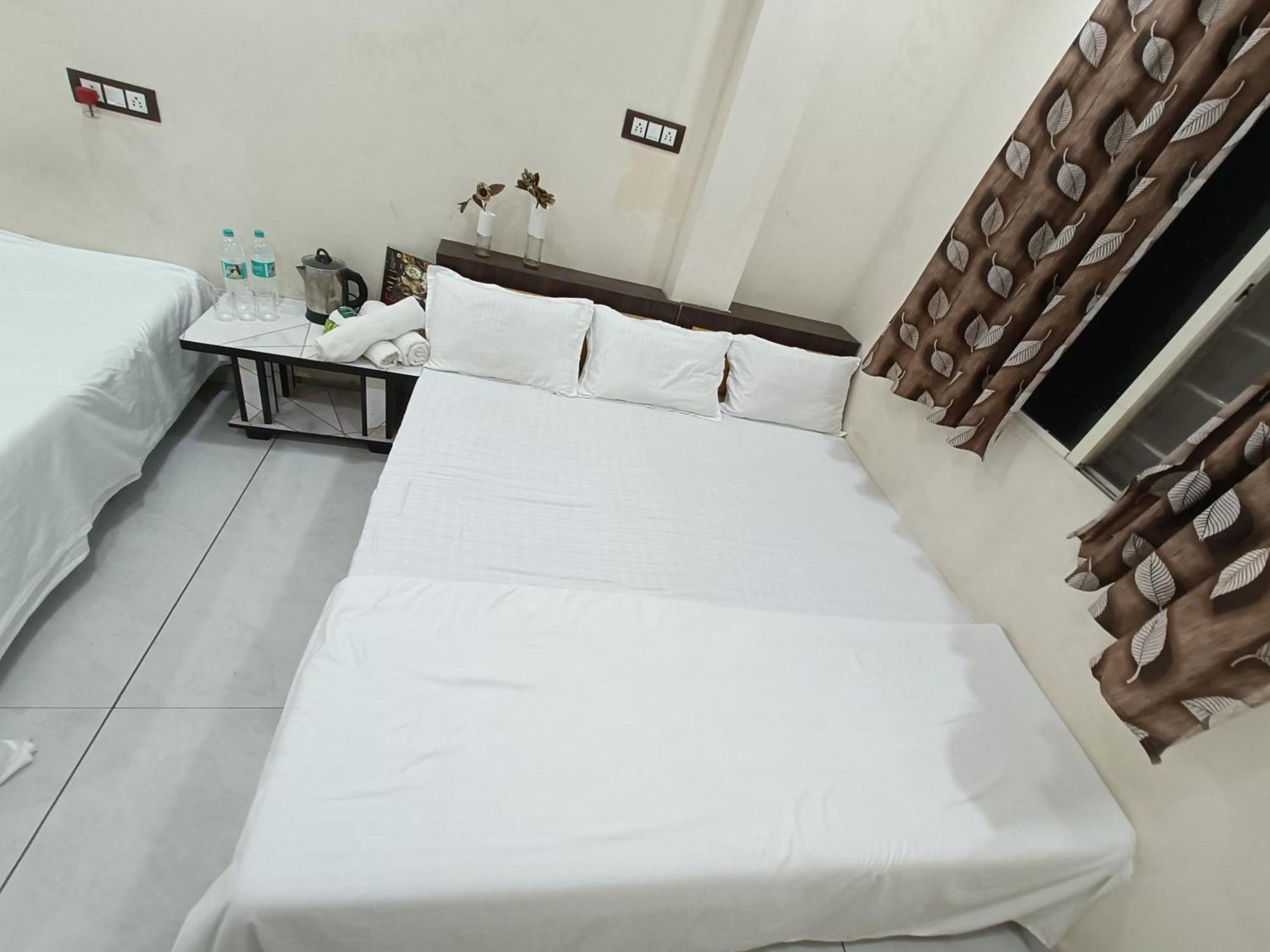 Treebo Yatri Grah Kshipra T Hotel Ujjain Esterno foto