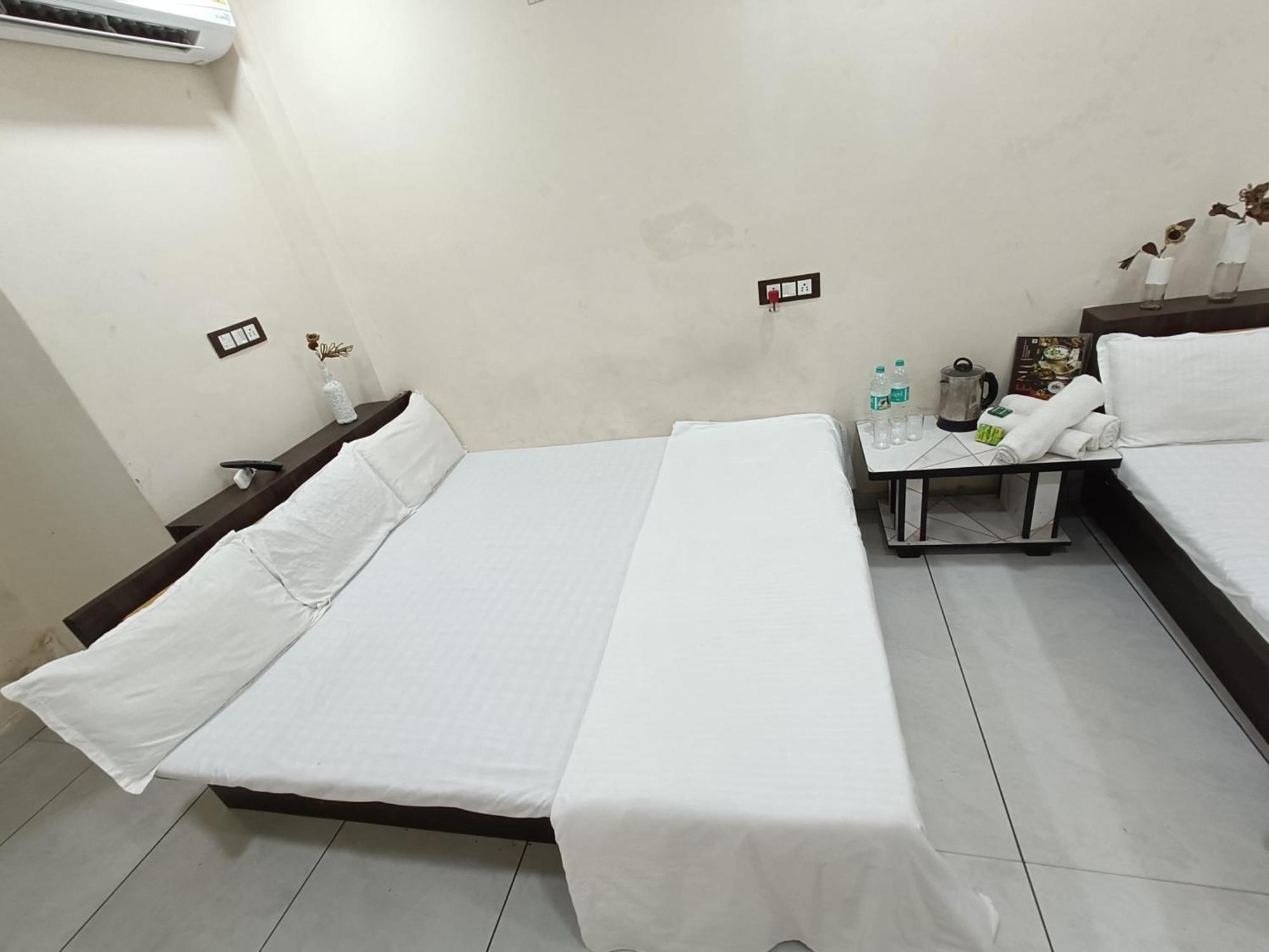 Treebo Yatri Grah Kshipra T Hotel Ujjain Esterno foto