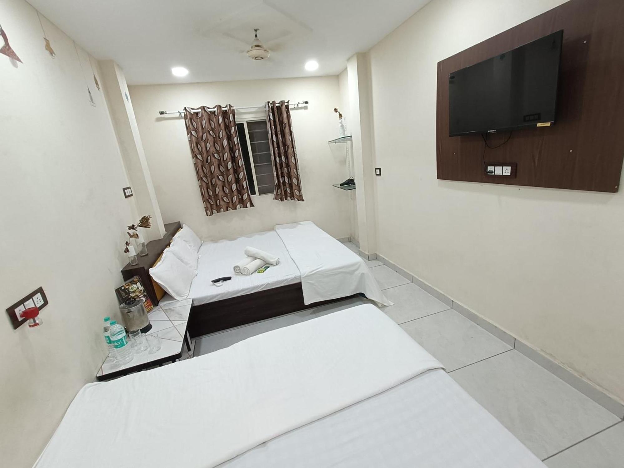 Treebo Yatri Grah Kshipra T Hotel Ujjain Esterno foto